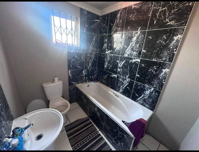 2 BEDROOM FREEHOLD FOR SALE IN SCENERY PARK